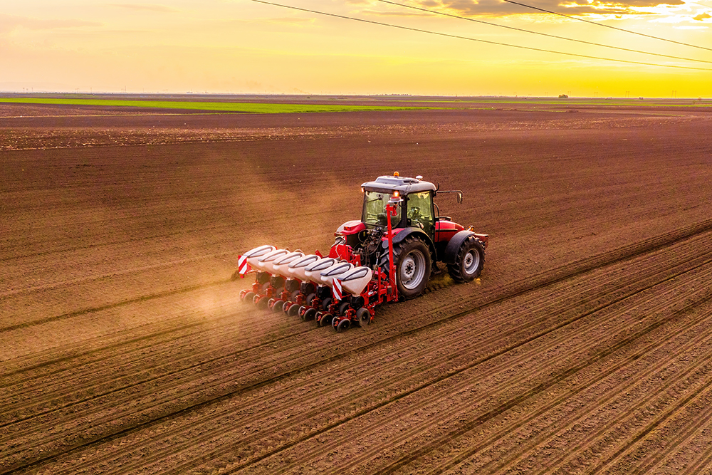 Trator agrícola em ação utilizando os lubrificantes Agro da Royal